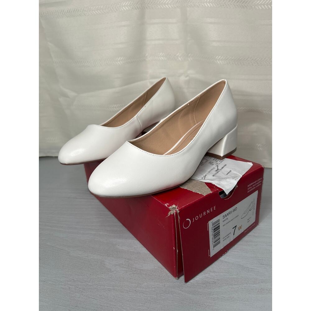 Journee Collection Saarii Round Toe Block Heel Pumps White Size 7 Wide - Picture 3 of 14